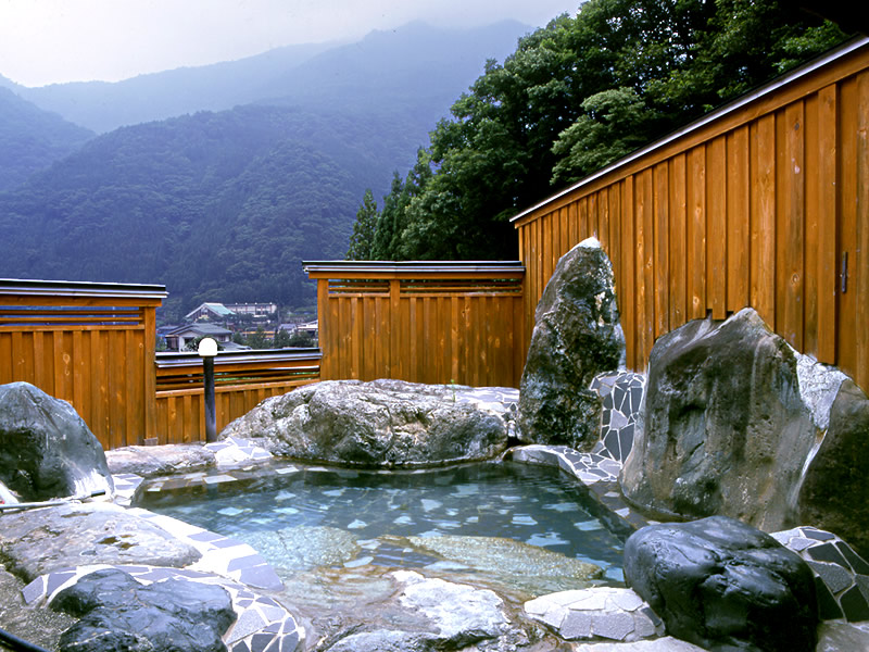 奥飛騨の山を一望できる貸切露天風呂